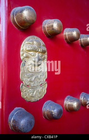 Tradizionale in rosso ornato porta in entrata al tempio a Beijing in Cina Foto Stock