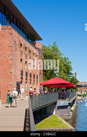 Royal Shakespeare Company theatre cafe sul decking accanto al fiume Avon Stratford upon avon Warwickshire England Regno Unito GB EU Europe Foto Stock