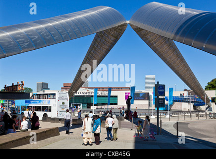 Coventry Transport Museum e il Whittle Arch Millennium Square Coventry west Midlands England Regno unito Gb eu europe Foto Stock