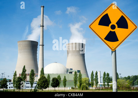 Avviso radiazioni segno nei pressi di Grafenrheinfeld centrale nucleare in Germania Foto Stock