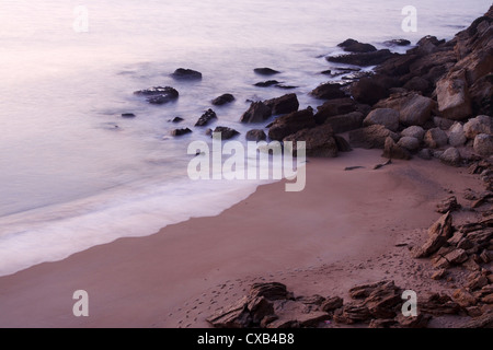 Andalusia, rock e la spiaggia nel crepuscolo Foto Stock