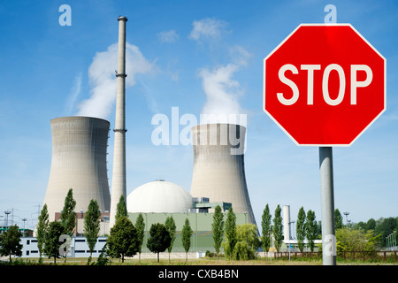 Il segnale di arresto in corrispondenza di Grafenrheinfeld centrale nucleare in Germania Foto Stock
