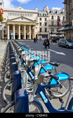 Barclays Boris biciclette a noleggio in una docking station Central Londra Inghilterra REGNO UNITO GB EU Europe Foto Stock