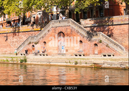 Volo di mattoni rossi di gradini di pietra che conduce dal Quai de Tounis alla Promenade Henri Martin Toulouse Midi-Pirenei Francia Foto Stock