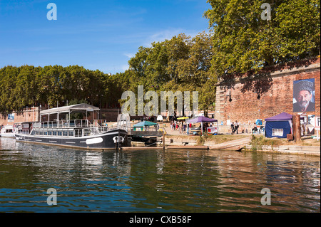 Mostra di arte fotografica che ritrae la tragedia della guerra di Reza sulle rive del fiume Garonne Toulouse Midi-Pirenei Francia Foto Stock