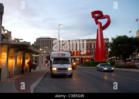 Torcia di amicizia arte pubblica scultura all'intersezione di Losoya, commercio e Alamo strade di San Antonio, Texas, Stati Uniti d'America. Foto Stock