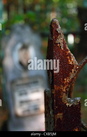 Il vecchio cimitero di ortodossi in Luhansk, Ucraina Foto Stock