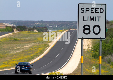 Limite di velocità 80 mph cartello stradale lungo la Interstate 10 ad ovest del Texas, Stati Uniti d'America. Foto Stock