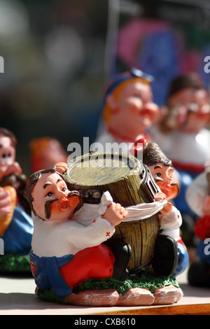 Souvenir di argilla da Poltava - cosacchi con una botte di vino Foto Stock