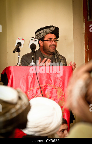 Helmand governatore provinciale Gulab Mangal parla durante un religioso shura al Garmsir centro distretto 28 dicembre 2011 nella provincia di Helmand. Lo scopo della shura era quello di impegnarsi con i leader religiosi locali nel distretto di Garmsir e lavorare con loro verso la pace e la stabilità. Foto Stock