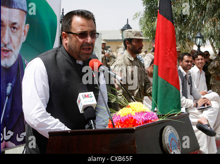 Provinciale di Helmand Govenor Gulab Mangal affronta la nazionale afghano di ordine civile di polizia vigili del 5 luglio 25, 2011 a Lashkar Gah, Afghanistan durante una cerimonia a partire ANCOP assumendo il pieno controllo delle loro operazioni nella provincia di Helmand. ANCOP sono un elite forza di polizia che condurre counterinsurgency e ordine pubblico operazioni in tutto il paese per il supporto di un ambiente sicuro e protetto per il popolo afghano. Foto Stock