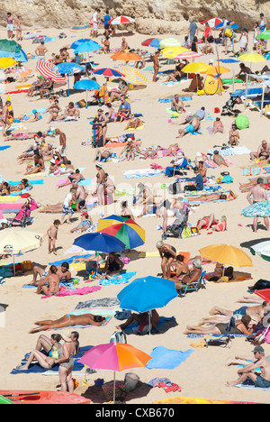 Vista in elevazione di un affollato, pittoresca spiaggia. 2012. Foto Stock