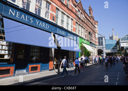 Inghilterra, Londra, Southwark, Borough Market, Londons fresco più antico mercato di frutta e verdura, Neals Yard Dairy negozio di formaggio. Foto Stock