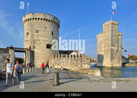 Le torri tour de la Chaîne e tour Saint-Nicolas nel vecchio porto / Vieux-Port a La Rochelle, Charente-Maritime, Francia Foto Stock