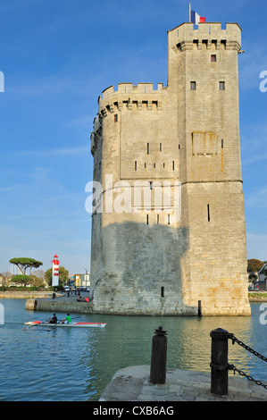 La torre medievale tour Saint-Nicolas nel vecchio porto / Vieux-Port a La Rochelle, Charente-Maritime, Francia Foto Stock