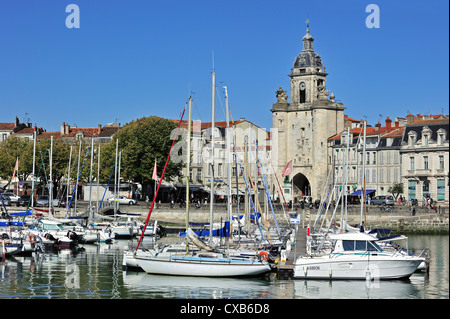 Porta della città Grosse Horloge nel vecchio porto / Vieux-Port a La Rochelle, Charente-Maritime, Poitou-Charentes , France Foto Stock