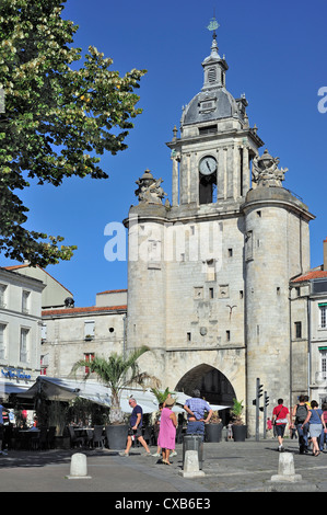 Porta della città Grosse Horloge nel vecchio porto / Vieux-Port a La Rochelle Charente Maritime, Poitou-Charentes, Francia Foto Stock