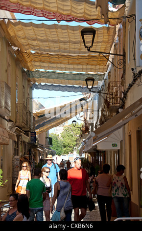 ALGARVE, Portogallo. Una strada con tende in città mercato di Loule. 2012. Foto Stock