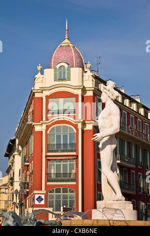 Statua di la Fontaine du soleil (fontana del sole), Place Masséna - Nizza, Francia Foto Stock