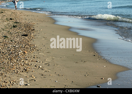 Wave sabbia bagnata e pietre. Foto Stock