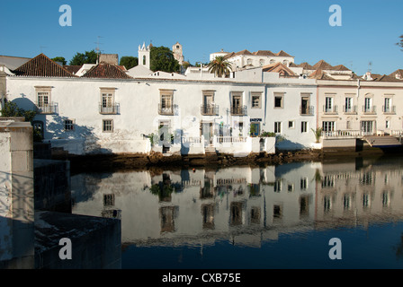 ALGARVE, Portogallo. Case sulle rive del Rio Gilao nella storica città di Tavira. 2012. Foto Stock