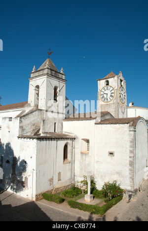 ALGARVE, Portogallo. Una vista della Igreja de Santa Maria do Castelo dalle mura del castello in Tavira. 2012. Foto Stock