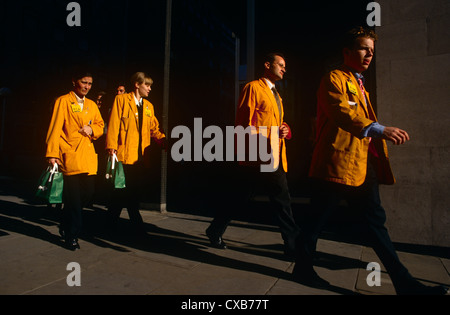 Broker il lavoro presso il London International Financial Futures Exchange (LIFFE) a piedi attraverso le strade della città a pranzo. Il LIFFE Exchange è stata una volta in cui i derivati, opzioni, futures e i loro contratti sono stati scambiati in una frenesia del braccio e della mano di espressioni che comunicare prezzi e quantitativi. Foto Stock