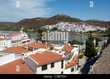 ALGARVE, Portogallo. La pittoresca cittadina di Alcoutim, con vista sul Rio Guadiana a Sanlucar De Guadiana in Spagna. 2012. Foto Stock