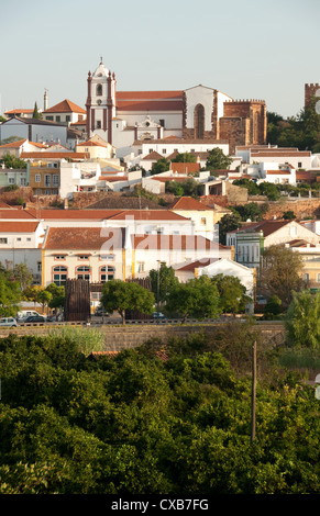 ALGARVE, Portogallo. Una vista della città storica di Silves, con la cattedrale che domina lo skyline. 2012. Foto Stock