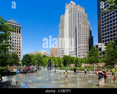 Bambini che giocano con le fontane in Citygarden parco urbano e il giardino di sculture nel centro di St Louis, Missouri, Stati Uniti d'America Foto Stock