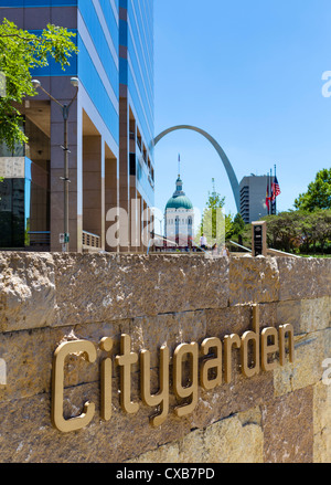 Citygarden parco urbano e il giardino di sculture nel centro di St Louis con l arco in distanza, Missouri, Stati Uniti d'America Foto Stock