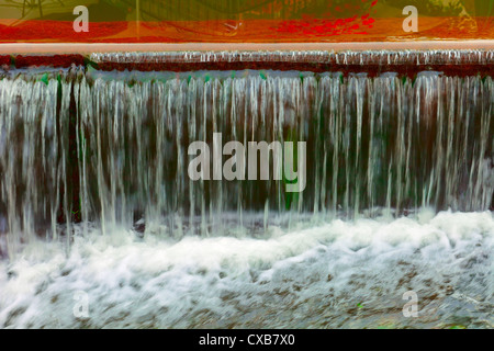 Il flusso Leuk ( troppo Leukbach ) con una piccola cascata in Saarburg, Renania-Palatinato, Germania, estate Foto Stock