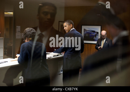 Il Presidente Usa Barack Obama è visibile attraverso una finestra dietro le quinte General Motors Lake Orion impianto di assemblaggio a ottobre 14, 2011 in Orion Township, Michigan. Foto Stock