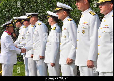 Adm. soeparno, capo del personale navale, marina indonesiana, è accolto da senior leadership durante una cerimonia di benvenuto ospitato dal capo di operazioni navali adm. Gary Roughead presso il Washington Navy Yard. Foto Stock