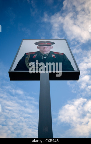 Ritratto di un soldato russo al Checkpoint Charlie a Berlino, Germania Foto Stock