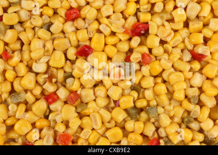 Granturco dolce con peperoni rossi e verdi come sfondo e texture Foto Stock