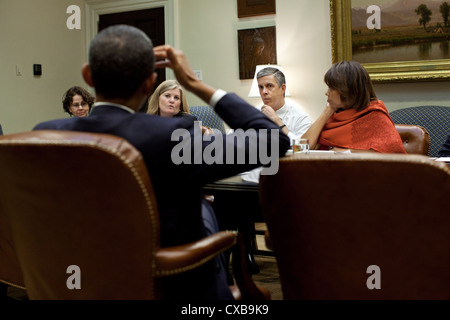 Il Presidente Usa Barack Obama incontra con l'istruzione Segretario Arne Duncan e personale 15 settembre 2011 nella sala Roosevelt della Casa Bianca. Seduto di fronte al Presidente, da sinistra, sono: Cecilia Muñoz, direttore degli affari intergovernativi; Carmelo Martin, Istruzione Assistente Segretario per la pianificazione, la valutazione e lo sviluppo delle politiche; e Melody Barnes, politica interna direttore del Consiglio. Foto Stock