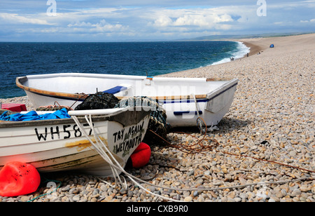 Chesil Beach con barche da pesca tirato fuori sulla ghiaia sull'isola di Portland, vicino a Weymouth Dorset, Inghilterra Foto Stock