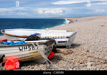 Chesil Beach con barche da pesca tirato fuori sulla ghiaia sull'isola di Portland, vicino a Weymouth Dorset, Inghilterra Foto Stock