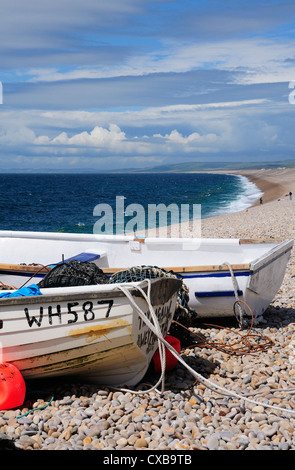 Chesil Beach con barche da pesca tirato fuori sulla ghiaia sull'isola di Portland, vicino a Weymouth Dorset, Inghilterra Foto Stock