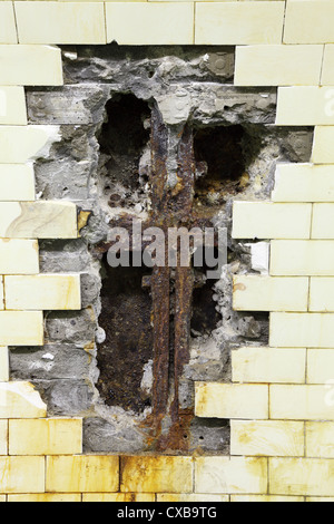 Una sezione della parete del tunnel è stato rimosso per mostrare corrosi camicia di ferro sotto.Tyne tunnel pedonale, Jarrow, North East England, Regno Unito Foto Stock