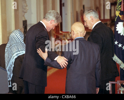 Il Presidente degli Stati Uniti Bill Clinton accompagnatrici re Hussein di Giordania e Israele il Primo ministro Benjamin Netanyahu dopo la firma di un accordo interinale di accordo di pace noto come gli accordi di Wye Plantation in Oriente camera presso la Casa Bianca Ottobre 23, 1998 a Washington, DC. Foto Stock