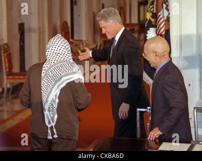 Il Presidente degli Stati Uniti Bill Clinton accompagnatrici leader palestinese Yasser Arafat e il re Hussein di Giordania dopo la firma di un accordo interinale di accordo di pace noto come gli accordi di Wye Plantation in Oriente camera presso la Casa Bianca Ottobre 23, 1998 a Washington, DC. Foto Stock