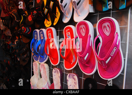 Set di colorate flip flop display, Mercato Centrale, Kamensk-Shakhtinsky, Rostov Regione, Russia Foto Stock