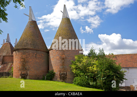 Oast case (hop forni) progettato per kilning (essiccazione) LUPPOLO, Sissinghurst, Kent, England, Regno Unito, Europa Foto Stock