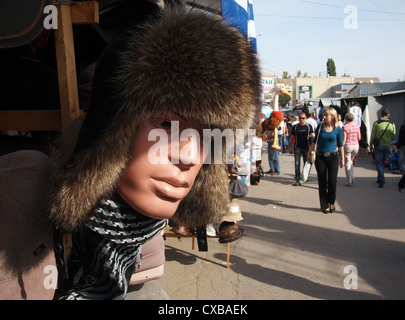 Manichino in inverno cappello di pelliccia, Mercato Centrale, Kamensk-Shakhtinsky, Rostov Regione, Russia Foto Stock