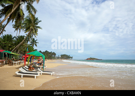Vista della spiaggia di Mirissa, South Coast, Sri Lanka, Asia Foto Stock
