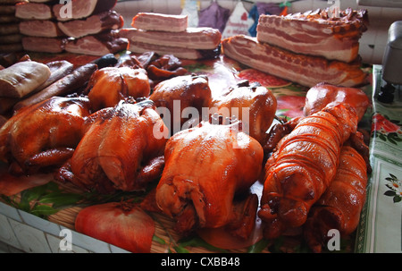 Salsiccia e pollo affumicato nella carne il padiglione dei mercati Foto Stock