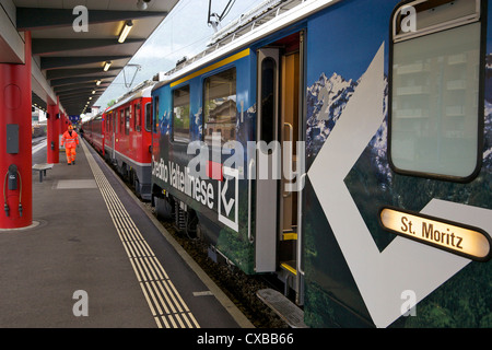 Bernina Express legato per San Moritz, Svizzera, alla stazione di Tirano, Italia, Europa Foto Stock