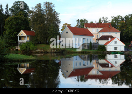 Station wagon edifici riflettono nel lago di Vihula Manor Country Club and Spa a Vihula, Lahemaa National Park, Estonia. Foto Stock